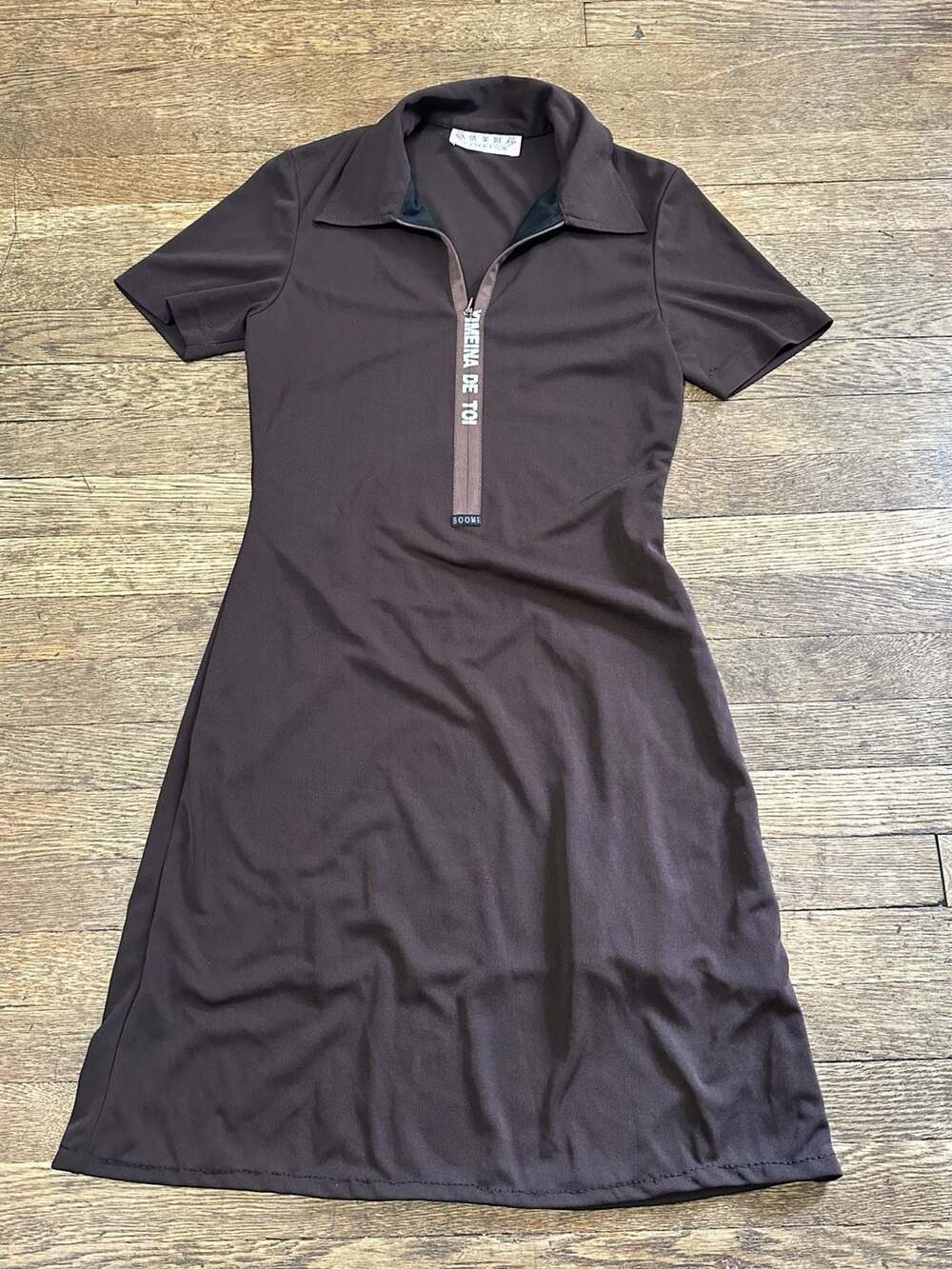Yimeina Chocolate Brown Quarter-Zip Polo Mini Dress with Branded Tape Detail S